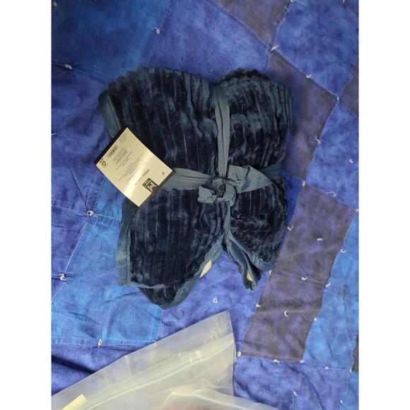 Member's Mark Ribbed Throw Blanket 60"x70" Navy Blue – Super Soft & Cozy - Picture 8 of 11